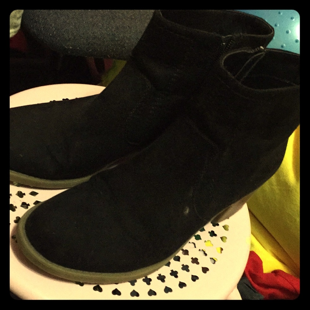 Barely worn black booties cute zippers ruffhewn